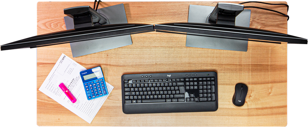 Pracovní stůl se dvěma monitory a kalkulačkou